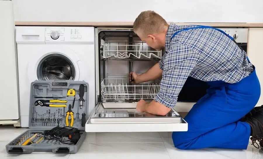 Çayırova Smeg servisi teknisyen ekibi beyaz eşya tamiri yaparken